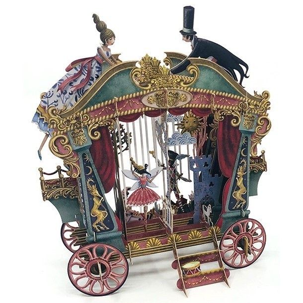 Verziertes historisches Puppentheater mit Figuren und großen Rädern